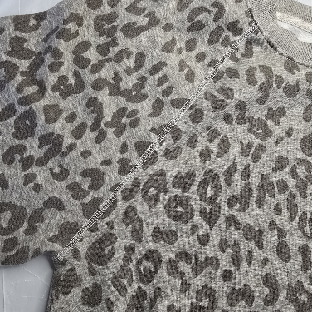 Old Navy Sweatshirt Gray Fleece Snow Leopard Long Sleeve Fleece Pullover XL - Picture 7 of 13